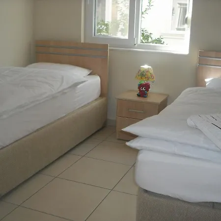 Apartment Gorgeous 2 Bed Private Ground Floor Side